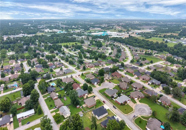 2nd image of 2702 Cortney Cir, Siloam Springs, AR 72761 | MLS# 1353572
