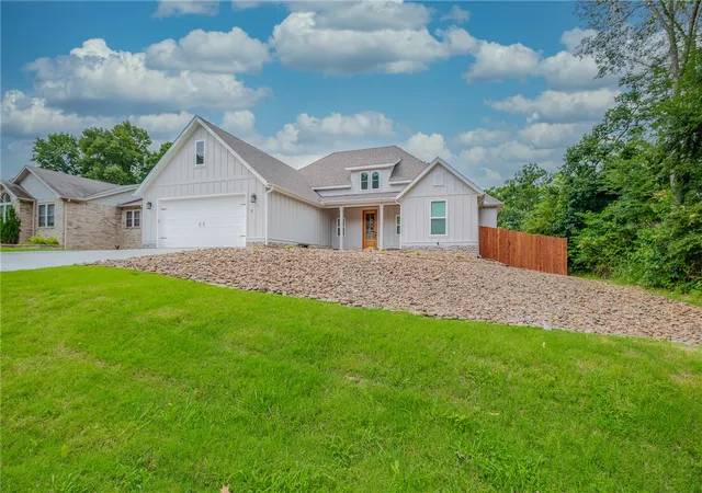 1st image of 9 Clevedon Cir, Bella Vista, AR 72715 | MLS# 1353445