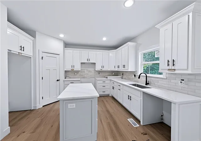 Photo 3 of Single family home for sale at 7 Bexhill Cir, Bella Vista, AR 72714 | MLS# 1353631 | Listing updated on 2026-10-04