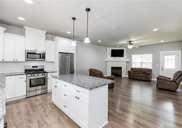 2nd image of 463 N Davis St, Pea Ridge, AR 72751 | MLS# 1353075