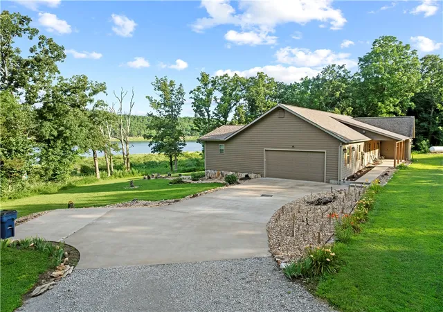 Photo 4 of Single family home for sale at 7658 Trout Pond Rd, Lead Hill, AR 72644 | MLS# 1353990 | Listing updated on 2026-08-04