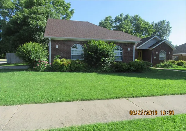 Homes for sale in Siloam Springs, AR | 410 Julian Ct, Siloam Springs, AR 72761 | MLS# 1354052