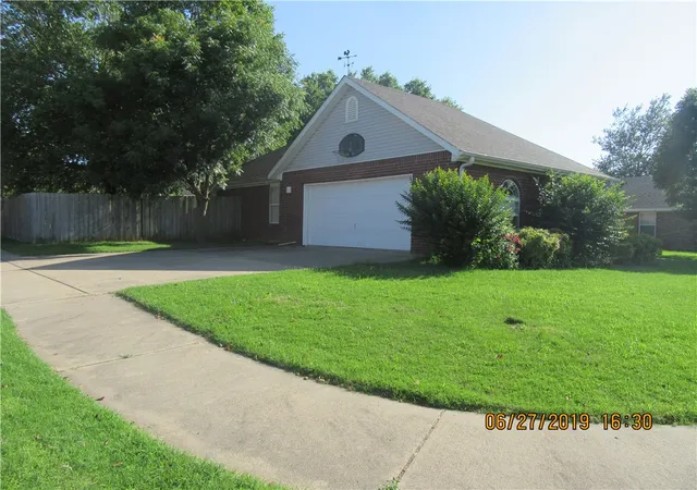 Homes for sale in Siloam Springs, AR | 410 Julian Ct, Siloam Springs, AR 72761 | MLS# 1354052