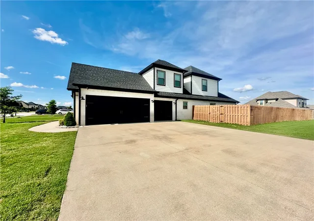 3rd image of 690 Malbec Rd, Tontitown, AR 72762 | MLS# 1354147