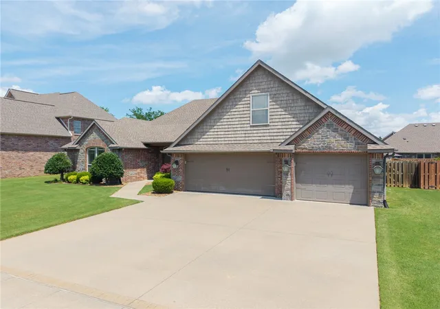 Photo 2 of Single family home for sale at 6105 W Bainbridge Dr, Rogers, AR 72758 | MLS# 1353958 | Listing updated on 2026-07-04
