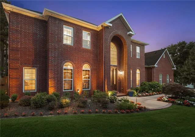 Photo 2 of Single family home for sale at 331 E Fairway Ln, Fayetteville, AR 72701 | MLS# 1354395 | Listing updated on 2026-10-05