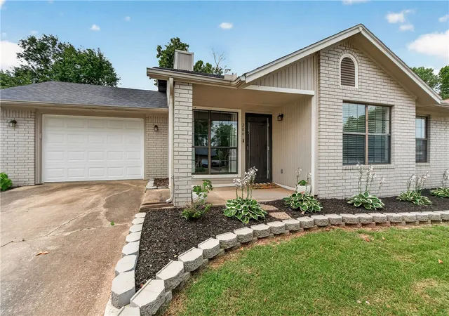 Homes for sale in Bentonville, AR | 204 Jonathan Dr, Bentonville, AR 72712 | MLS# 1354377