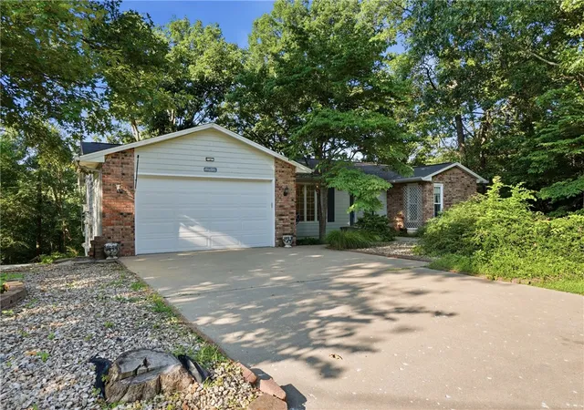 1st image of 19 Lonsdale Dr, Bella Vista, AR 72715 | MLS# 1353671