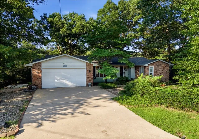 2nd image of 19 Lonsdale Dr, Bella Vista, AR 72715 | MLS# 1353671