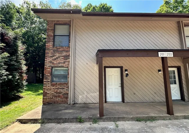 2nd image of 2101 N East Oaks Dr, Fayetteville, AR 72703 | MLS# 1354514