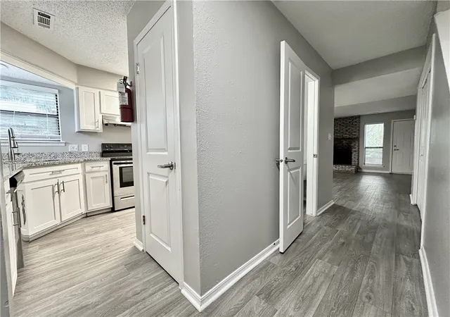 4th image of 2101 N East Oaks Dr, Fayetteville, AR 72703 | MLS# 1354514