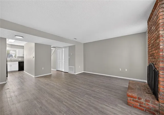 3rd image of 2103 N East Oaks Dr, Fayetteville, AR 72703 | MLS# 1354516