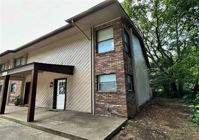1st image of 2107 N East Oaks Dr, Fayetteville, AR 72703 | MLS# 1354526