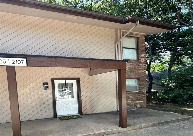 3rd image of 2107 N East Oaks Dr, Fayetteville, AR 72703 | MLS# 1354526