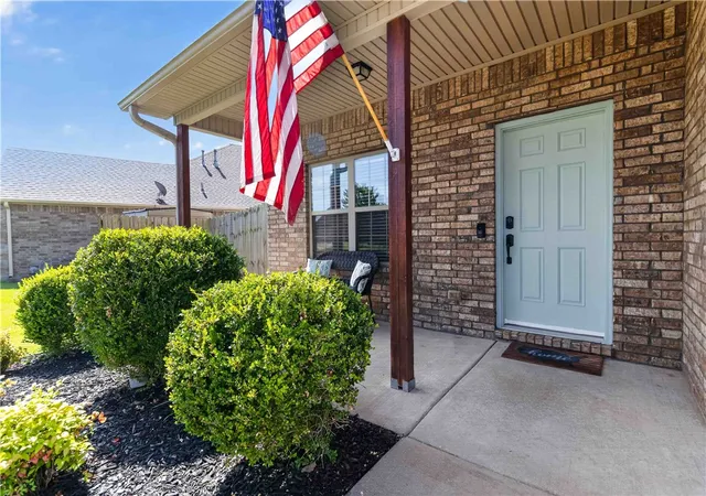 4th image of 2704 Whispering Woods Ct, Lowell, AR 72745 | MLS# 1354743