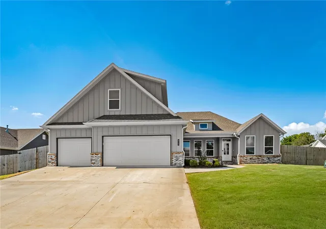 1st image of 823 Mueller Wy, Prairie Grove, AR 72753 | MLS# 1354597