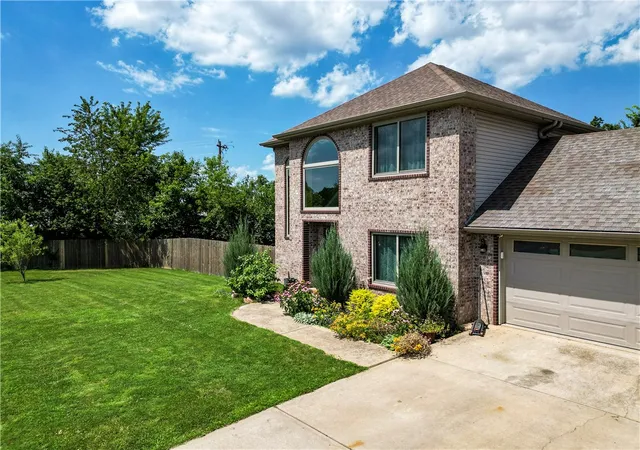 Photo 3 of Single family home for sale at 1905 Countryside Ln, Rogers, AR 72758 | MLS# 1354739 | Listing updated on 2026-07-27