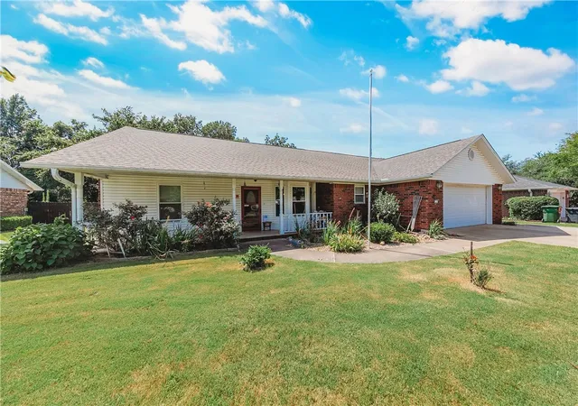 2nd image of 2102 K St, Rogers, AR 72758 | MLS# 1355090