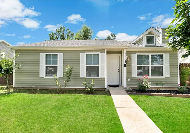 Homes for sale in Bentonville, AR | 208 Se 17th St, Bentonville, AR 72712 | MLS# 1355375