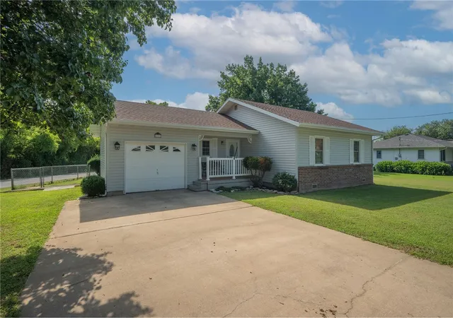 Homes for sale in Cassville, MO | 111 Amber St, Cassville, MO 65625 | MLS# 1355373