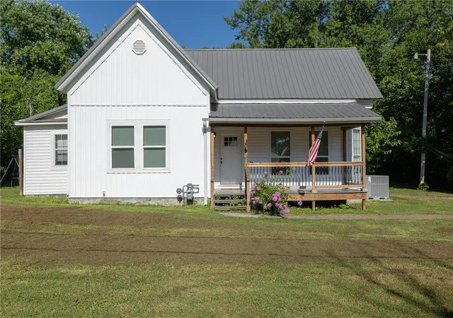 Photo 1 of Single family home for sale at 409 S Main Ave, Lincoln, AR 72744 | MLS# 1355420 | Listing updated on 2026-08-26