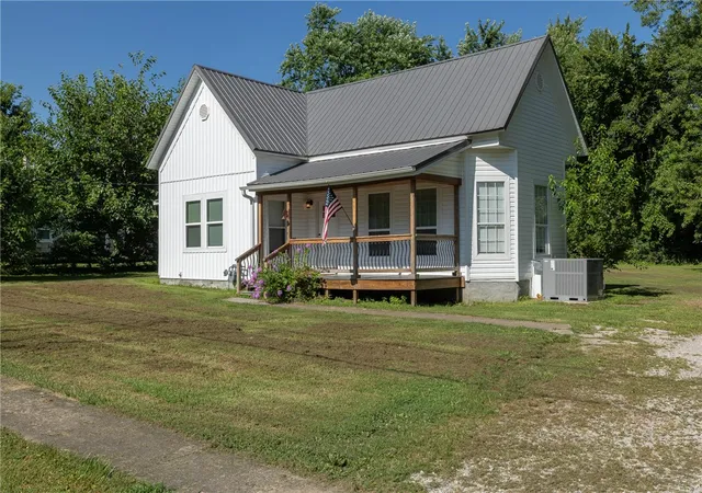 Photo 2 of Single family home for sale at 409 S Main Ave, Lincoln, AR 72744 | MLS# 1355420 | Listing updated on 2026-08-26