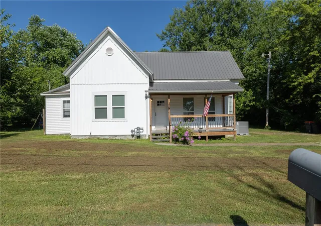 Photo 4 of Single family home for sale at 409 S Main Ave, Lincoln, AR 72744 | MLS# 1355420 | Listing updated on 2026-08-26