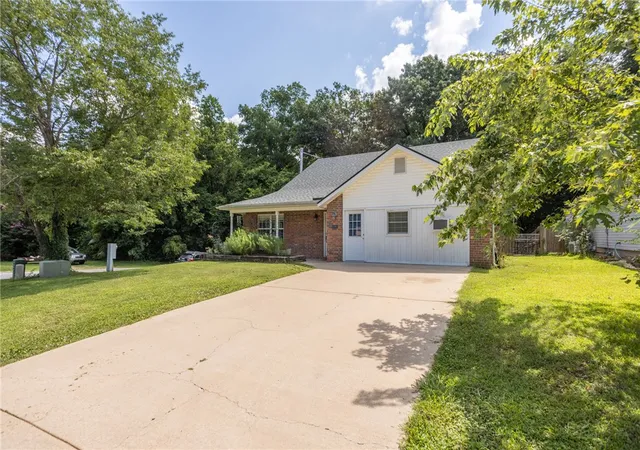 Photo 2 of Single family home for sale at 20756 Lakeshore Dr, Springdale, AR 72764 | MLS# 1352409 | Listing updated on 2026-10-07