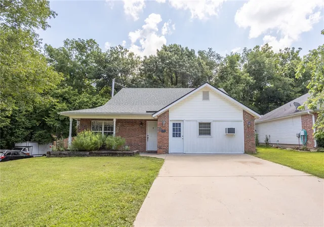 Photo 3 of Single family home for sale at 20756 Lakeshore Dr, Springdale, AR 72764 | MLS# 1352409 | Listing updated on 2026-10-07