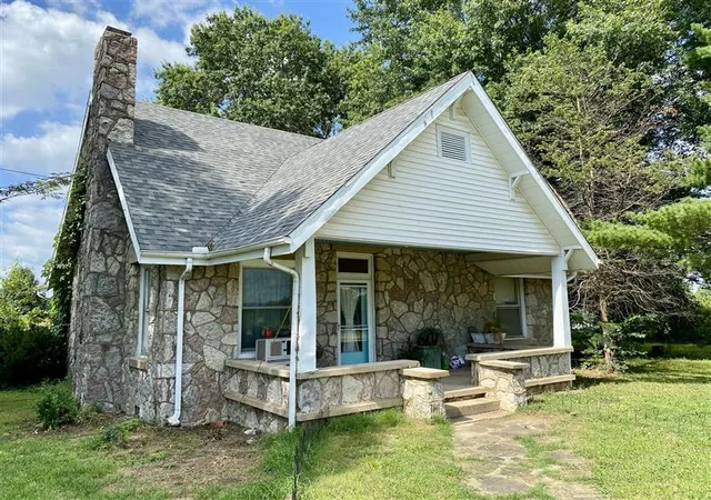2nd image of 1304 E Main St, Green Forest, AR 72638 | MLS# 1355422