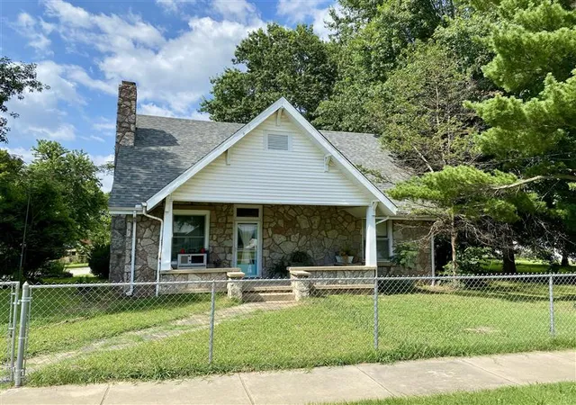 3rd image of 1304 E Main St, Green Forest, AR 72638 | MLS# 1355422