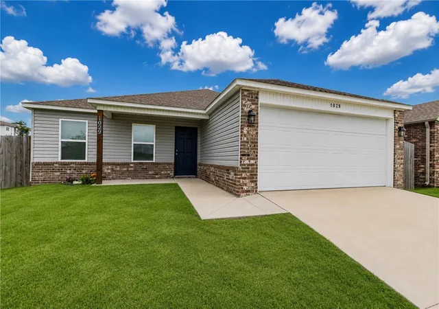 1st image of 1029 S Brambling Ln, Fayetteville, AR 72701 | MLS# 1355549