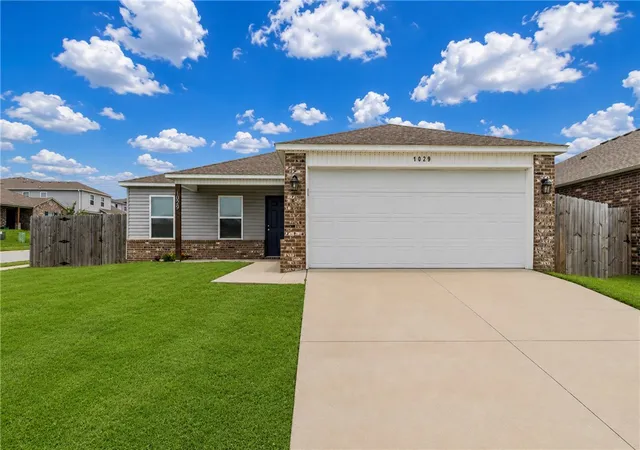 2nd image of 1029 S Brambling Ln, Fayetteville, AR 72701 | MLS# 1355549