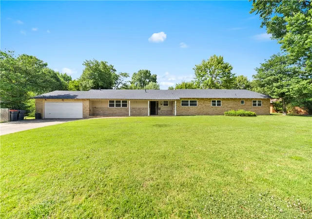 2nd image of 1510 Circle Dr, Springdale, AR 72764 | MLS# 1355894