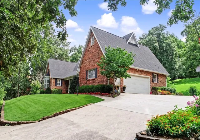 2nd image of 1134 N Crossover Rd, Fayetteville, AR 72701 | MLS# 1355771