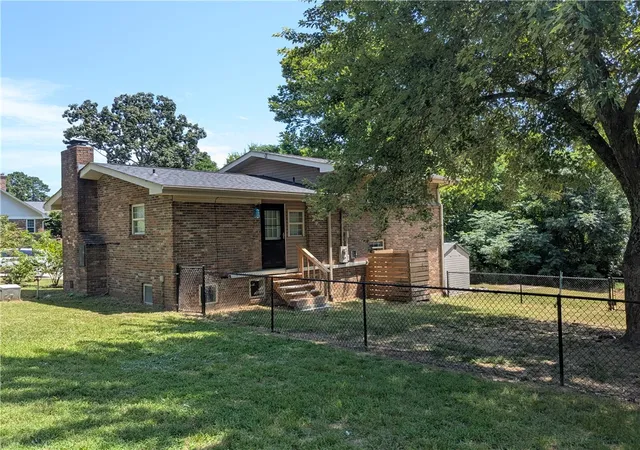 Photo 3 of Single family home for sale at 305 Quarry Rd, Russellville, AR 72802 | MLS# 1355062 | Listing updated on 2026-07-30