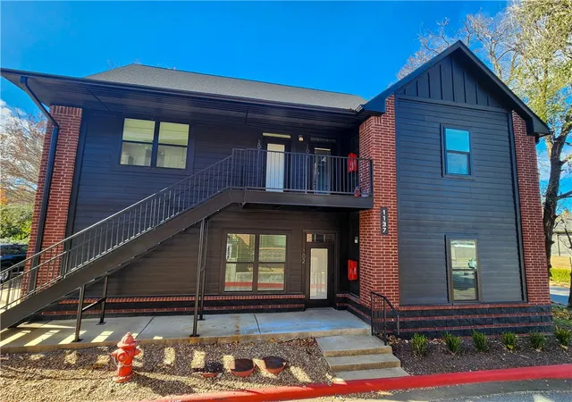 2nd image of 1137 N Leverett Ave #101, Fayetteville, AR 72703 | MLS# 1356081