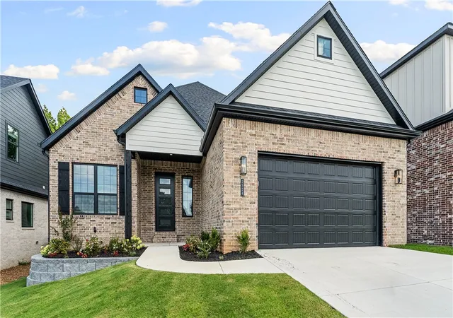 2nd image of 2524 N Crossover Rd, Fayetteville, AR 72703 | MLS# 1356002
