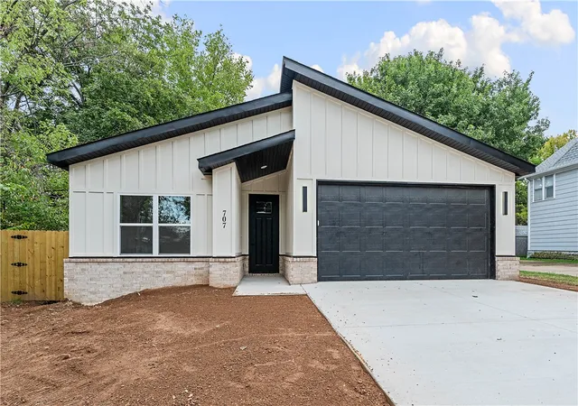 Photo 1 of Single family home for sale at 707 S Wright St, Siloam Springs, AR 72761 | MLS# 1355928 | Listing updated on 2026-10-09