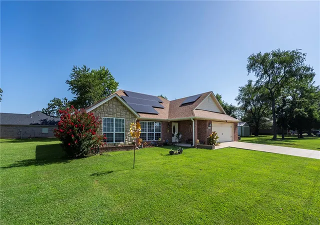 3rd image of 1302 E Crawford St, Gentry, AR 72734 | MLS# 1355903