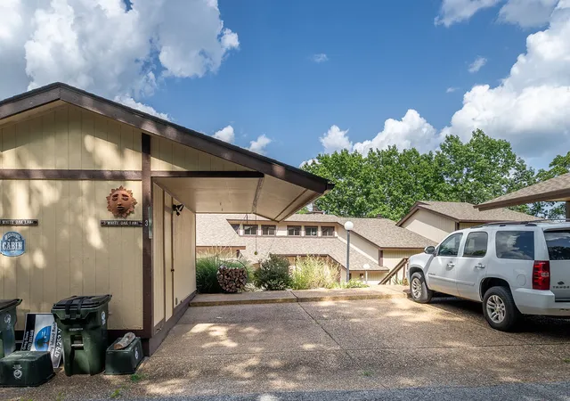 2nd image of 3 White Oak Ln, Holiday Island, AR 72631 | MLS# 1355745