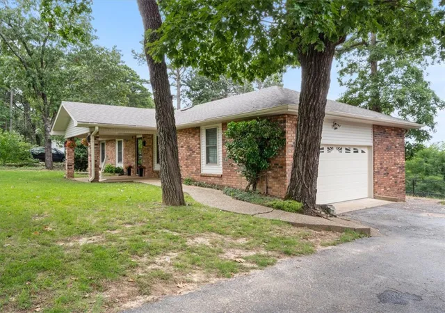 3rd image of 139 Holiday Island Dr, Holiday Island, AR 72631 | MLS# 1356243