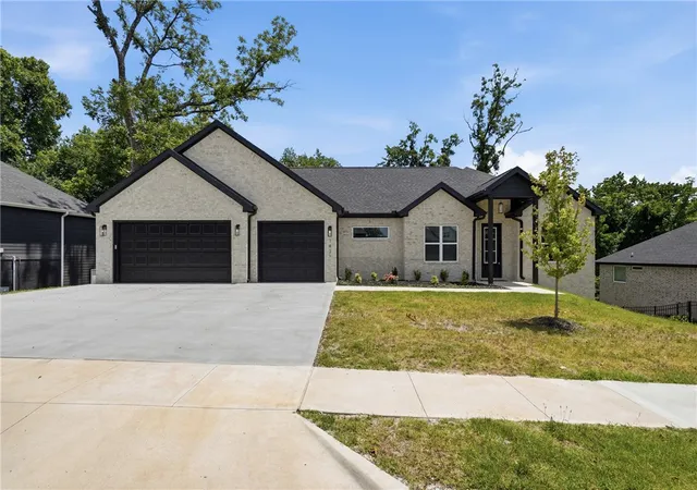 2nd image of 1421 Lee St, Pea Ridge, AR 72751 | MLS# 1356247