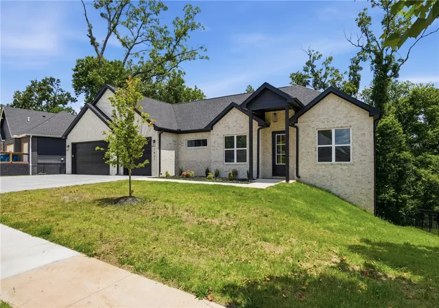 3rd image of 1421 Lee St, Pea Ridge, AR 72751 | MLS# 1356247