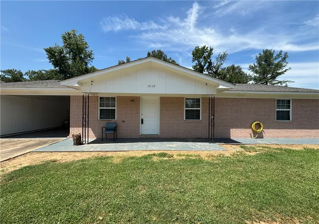Photo 1 of Single family home for sale at 1008 S Muskogee Ave, Russellville, AR 72801 | MLS# 1356616 | Listing updated on 2026-09-01