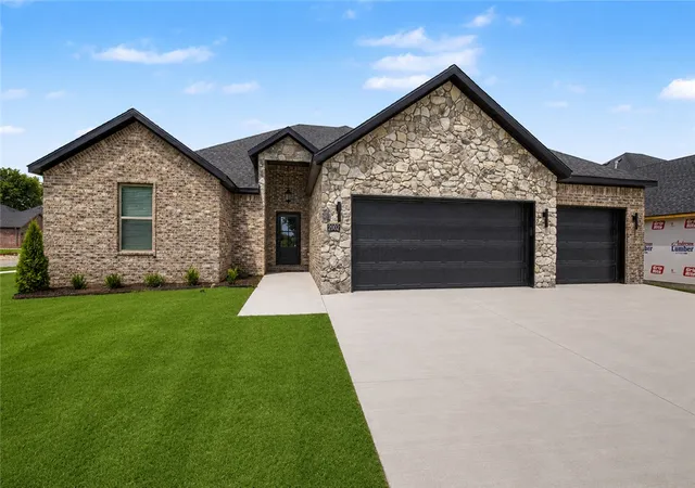 1st image of 2002 N Dagan St, Siloam Springs, AR 72761 | MLS# 1356628