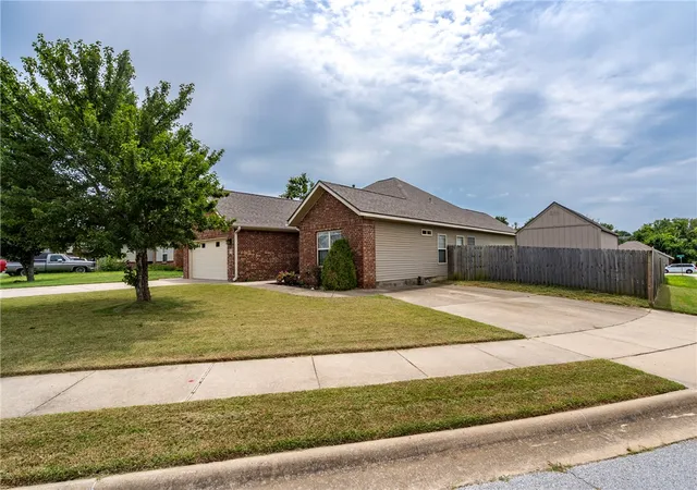 2nd image of 804 Gail Dr, Siloam Springs, AR 72761 | MLS# 1356608
