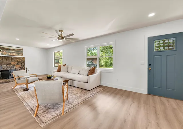 3rd image of 4 Enfield Dr, Bella Vista, AR 72715 | MLS# 1356802