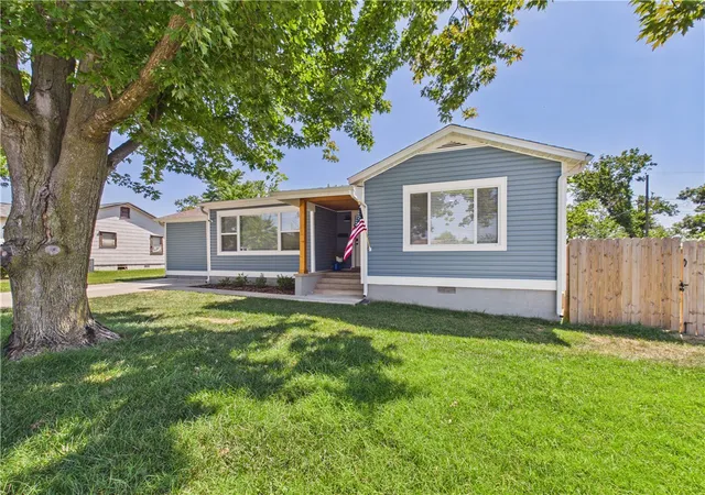 2nd image of 1009 10th St, Rogers, AR 72756 | MLS# 1356750