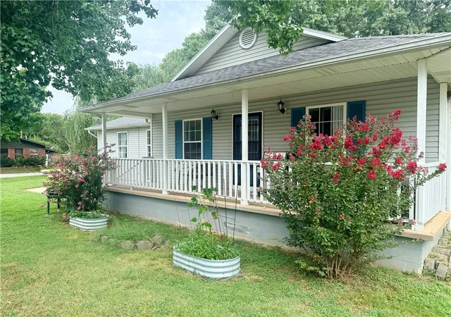 2nd image of 402 Se El Paso St, Gravette, AR 72736 | MLS# 1356870